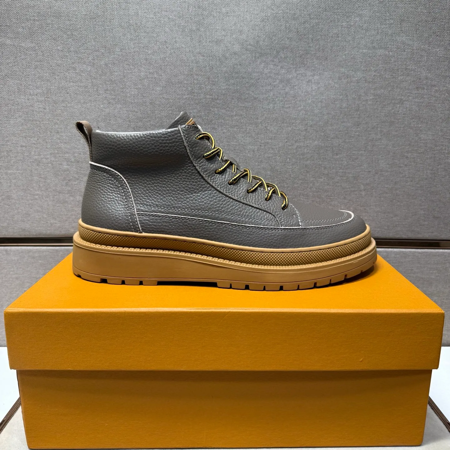 Men's men's shoes 💰pp460 [LV～] Men's casual high-top shoes 2025z cabinet sales simultaneously 🔶Size: 38-44#️⃣ 🔷3 colors🔜The upper is made of multi-material splicing ➕Genuine leather lining, comfortable and breathable, sole: original comfortable and wear-resistant outsole, ⚠️real thing📱photographed🎬real thing is better📢📢📢